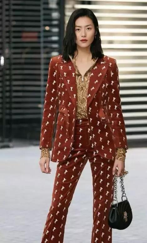 刘雯今年最流行的包,刘雯同款包时尚潮流大牌大容量