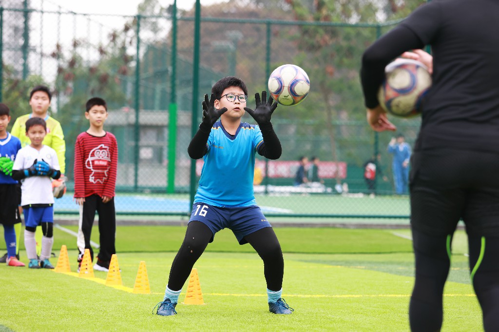 刘云飞教青少年守门员技术动作,刘云飞扑救视频