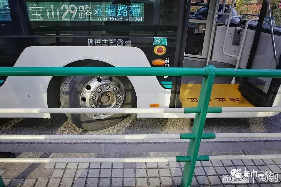 3岁女孩被扶梯咬住手,3岁女童乘客扶梯右脚被咬