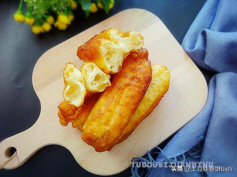 网红酸奶油条怎么做又蓬松又香,冷冻网红酸奶奶油大油条做法