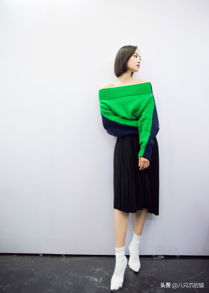 宋茜红色皮裙,宋茜穿了一条白色的裙子