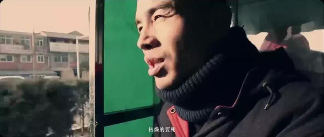 删*片毛**,讲荤段子,还不洗澡,但他教出的学生却能为刘德华写歌