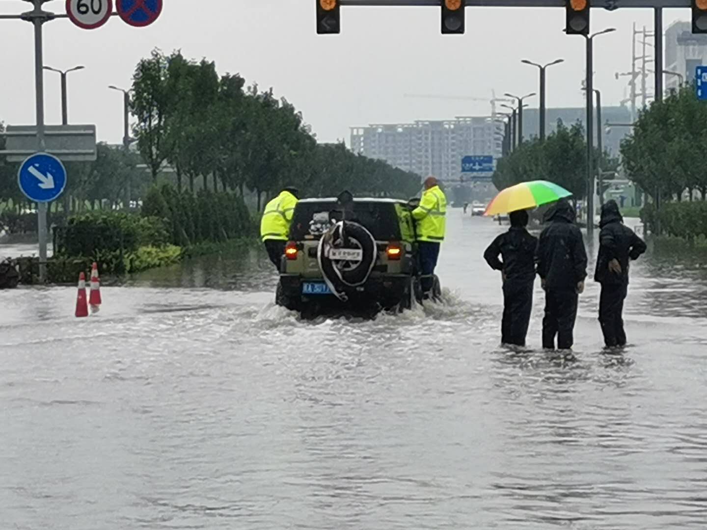 暴雨中的救援队,暴雨中的救援简笔画