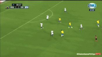 都是帅的错！女裁判赛场1举动罕见：向卡卡出黄牌并强行自拍合影