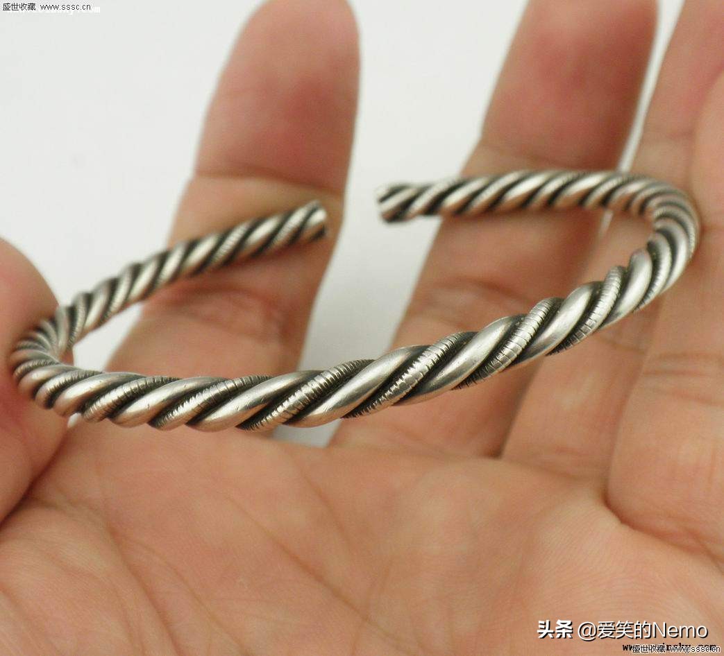 结婚给女方买的三金离婚时怎么算,结婚买三金一般是男方还是女方买