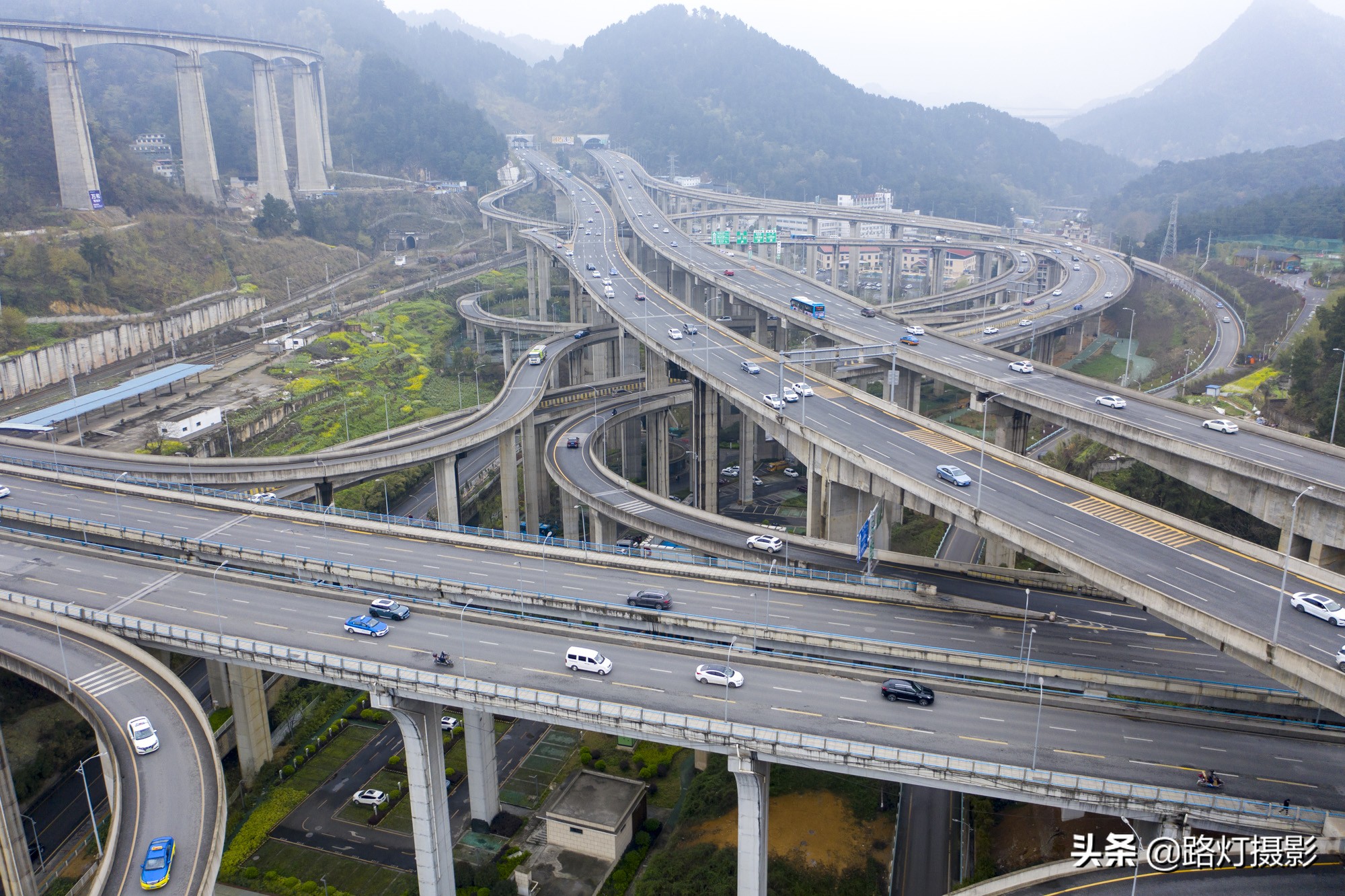 贵州地无三尺平下一句,贵州地无三尺平的介绍