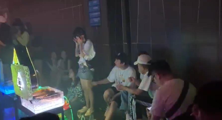 王思聪新恋情被曝,王思聪疑与女伴穿情侣装