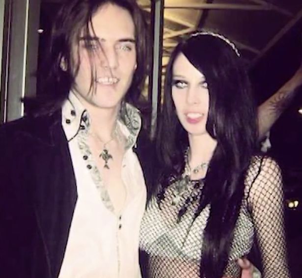 美国夫妻自称为吸血鬼国王及王后,靠每月吸食供血女友血液为生