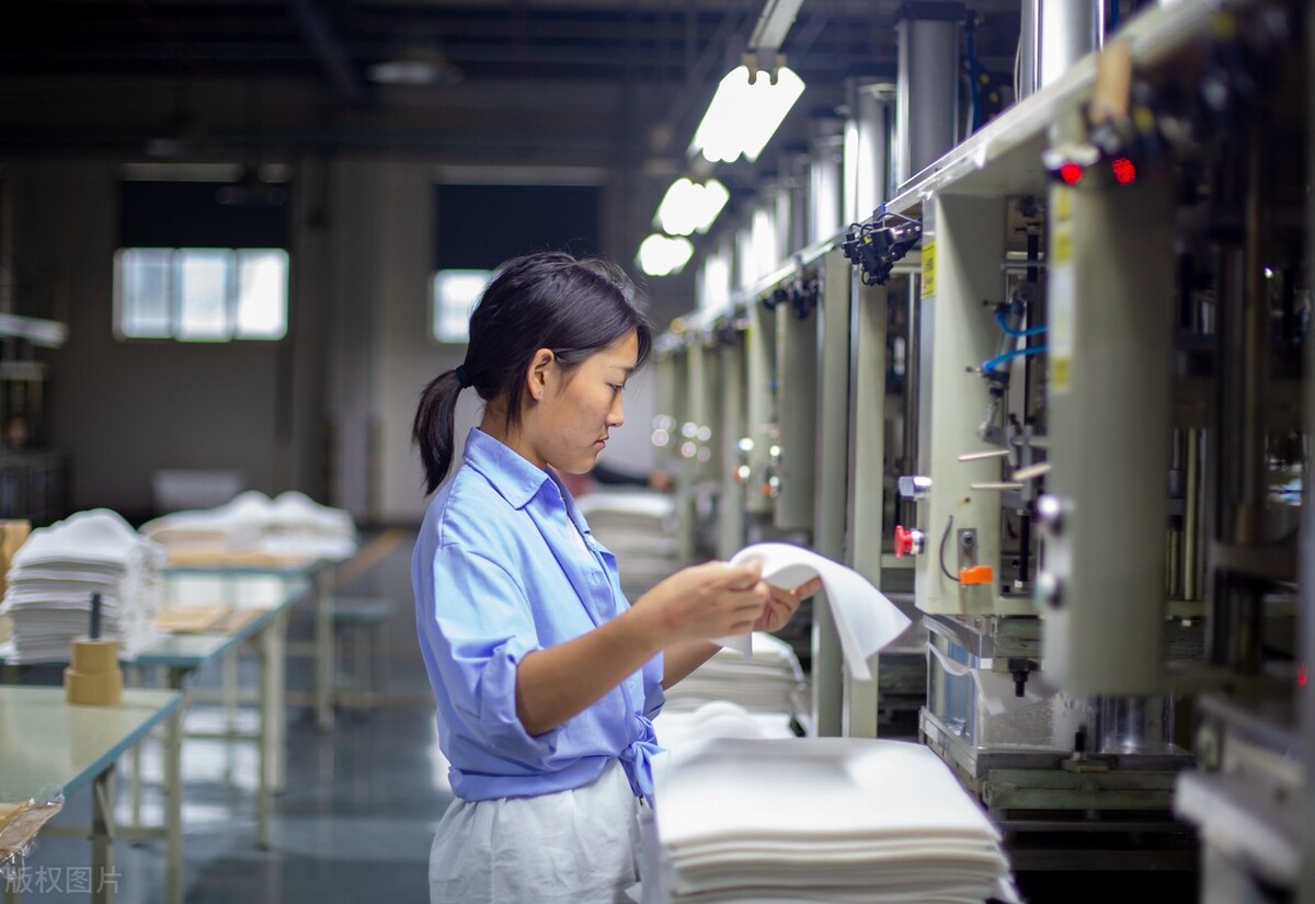 90女孩开服装店2个月赚20万,开个小服装店一年利润