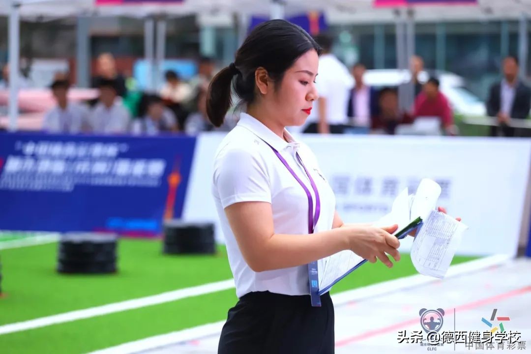 燃爆体能赛现场的，除了爆燃的体能咖，还有德西这支神秘的队伍