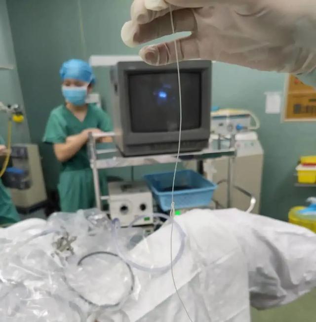 10岁男孩将25厘米的尼龙线塞进了膀胱，身旁父亲哭着说我错了