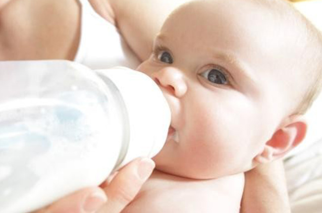 如何让宝宝接受奶瓶办法都在这里,宝宝拒绝奶瓶最好的方法