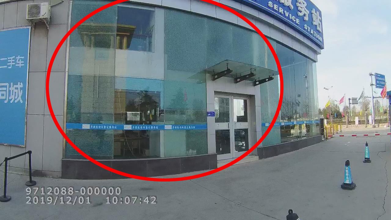 迷之操作路人说谎,迷之操作男子骑摩托车