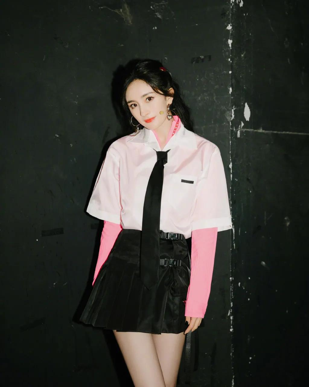 超减龄穿搭法则被杨超越狠狠拿捏,杨超越水手服穿搭