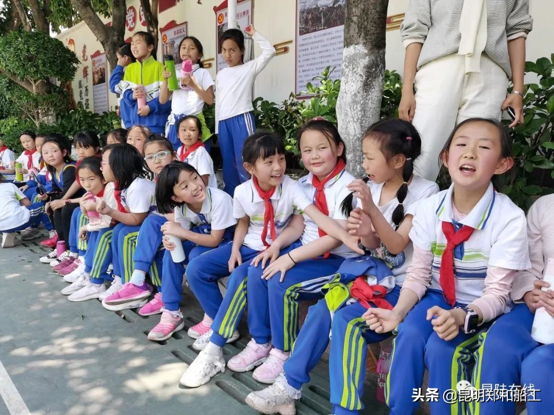 有限的场地无限的足球--新迎二小首届昆陆敦搏杯班级足球联赛开幕