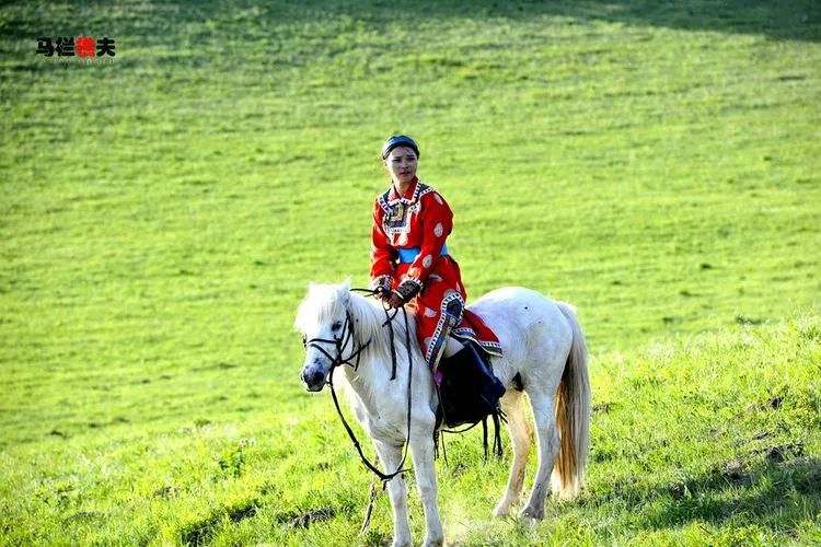 布里亚特牧民骑马摄影作品,草原蒙古族服饰摄影