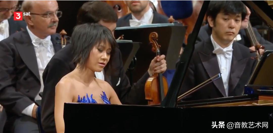 王羽佳14岁弹琴视频,王羽佳8岁钢琴演奏视频