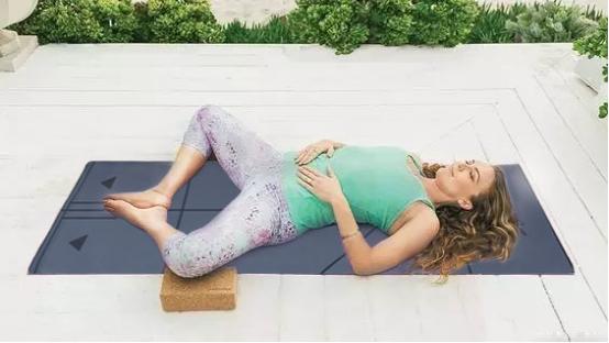 假胯宽臀部塌陷怎么练,改善假胯宽臀部肌肉的瑜伽