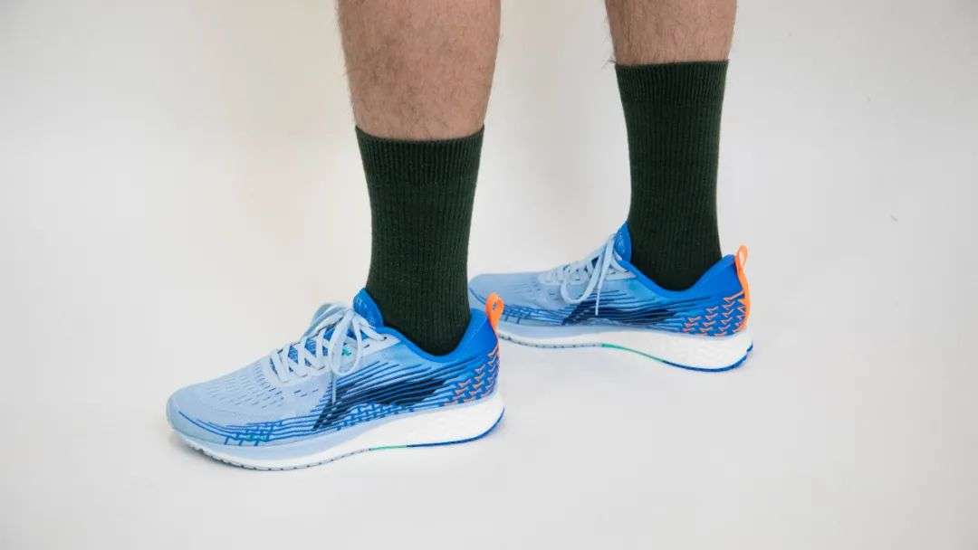 安踏和鸿星尔克跑鞋哪个穿上舒服,安踏跑鞋和鸿星尔克哪个好