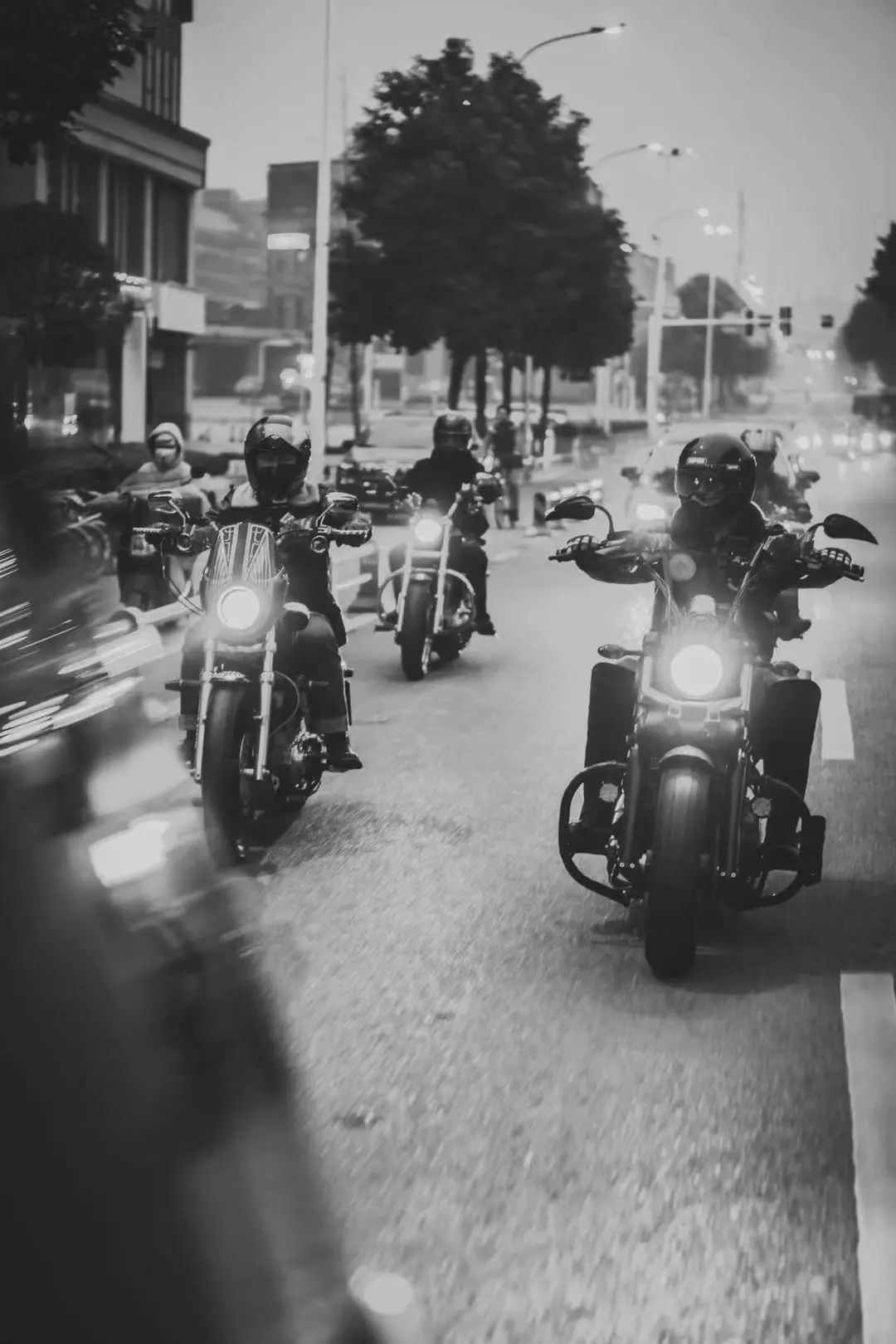 成都帅大叔卖周边，这群怕老婆的男人，偷拿私房钱也要买