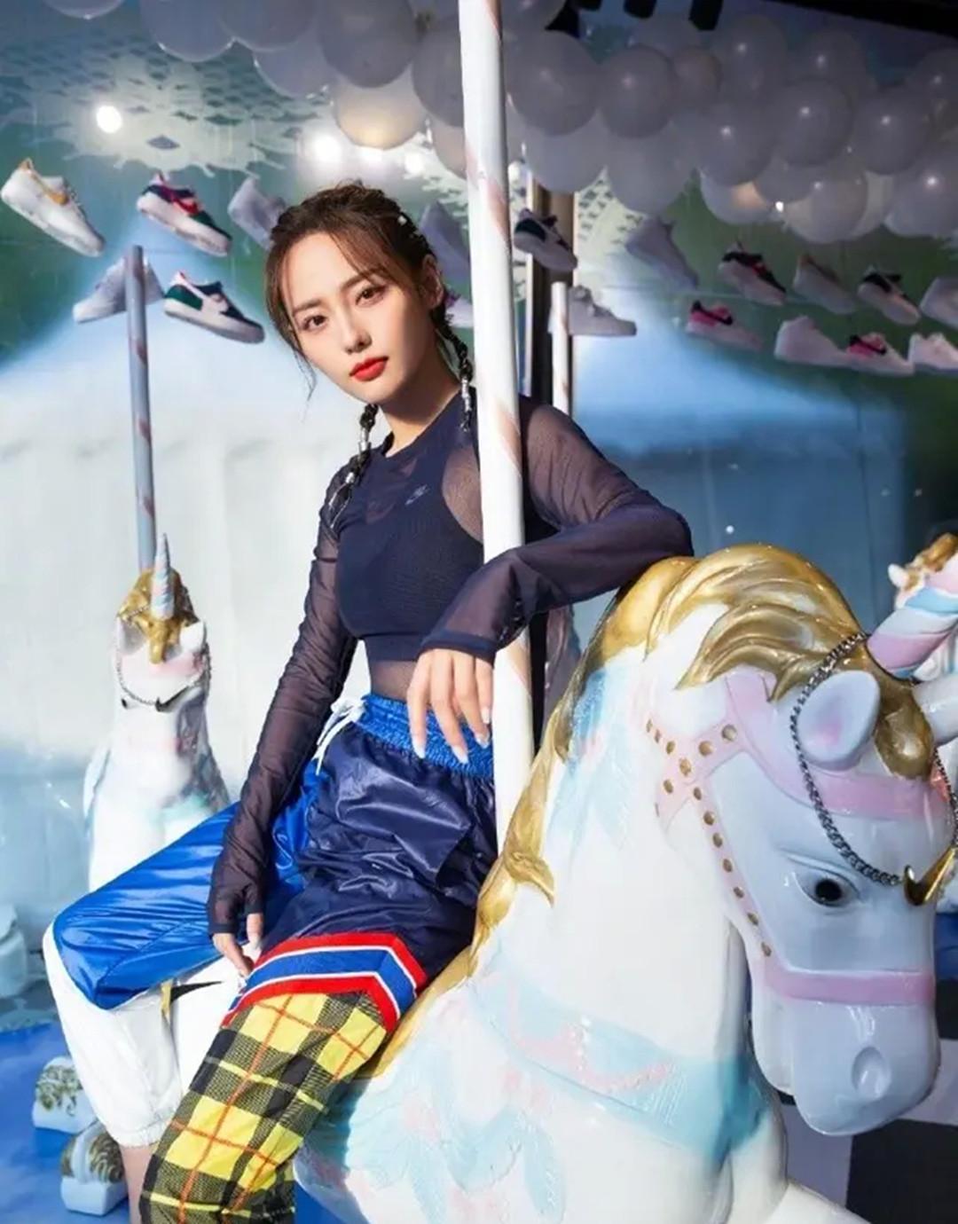 张嘉倪好事成双穿搭棕色西装,张嘉倪和买超亲密时刻