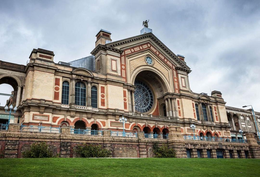 火车冒着黑烟呼啸而过,火车冒着浓烟从丛林出来