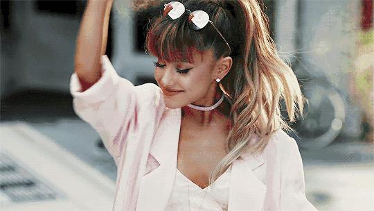 香水应该怎么喷,香水最好喷在衣服哪个部位