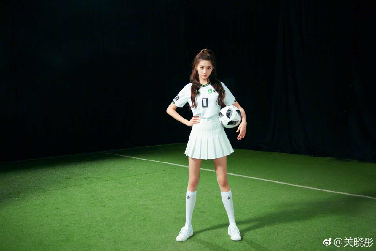 关晓彤办公室健身,关晓彤瘦腿三天变成筷子腿