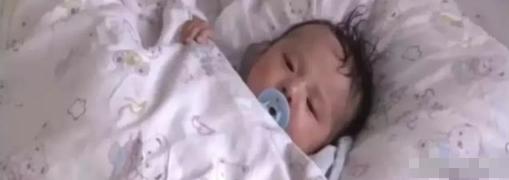 宝宝添加辅食后过敏怎么表现,宝宝添加辅食后便秘说让多喝水