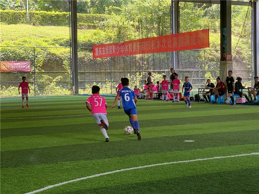 恭喜实验小学足球队喜获冠军,热烈庆祝我校足球比赛获得冠军