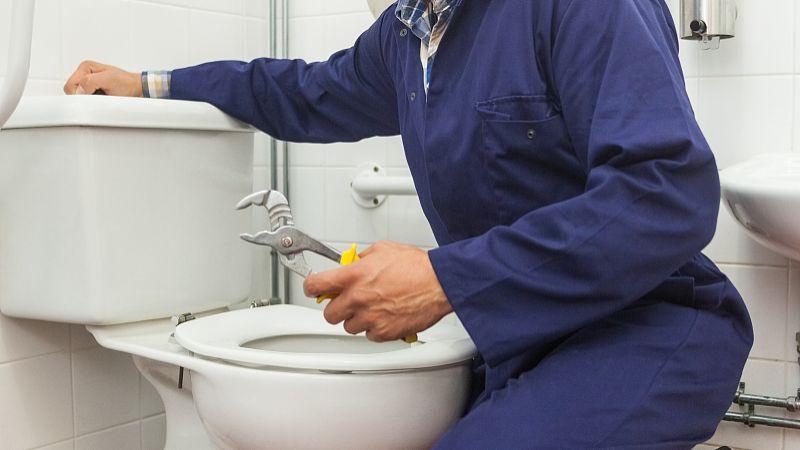 马桶水箱不上水怎么拆装,马桶水箱不上水最简单解决方法