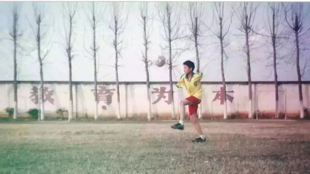 6岁小男孩失去双臂用脚写字,6岁失去双腿19岁单手爬进终点