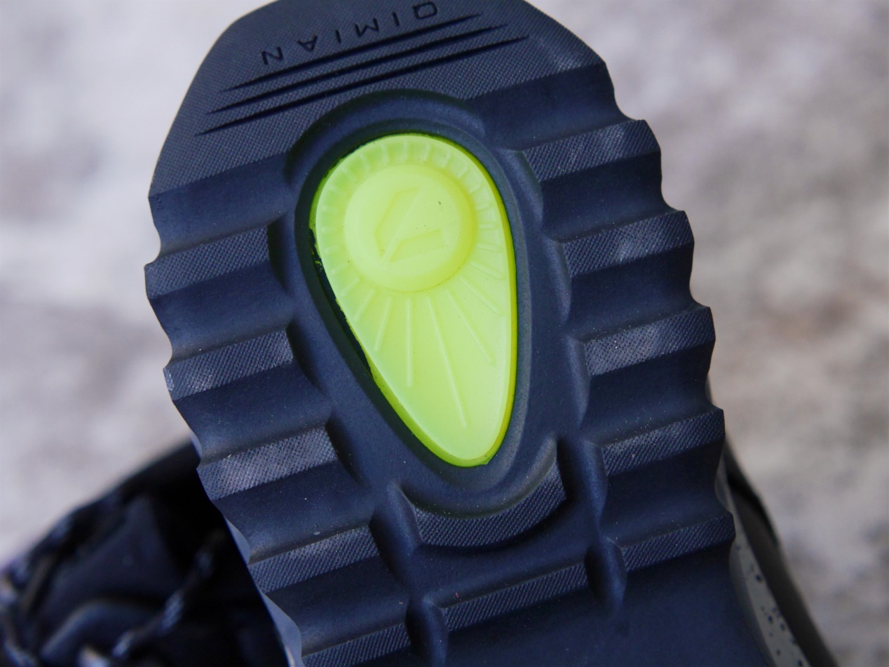 小伙网购一双耐克鞋子到货,小伙网上买鞋被商家忽悠看后续