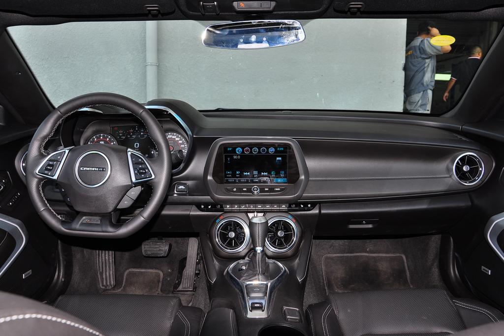 科迈罗什么定位跑车,雪佛兰科迈罗硬顶天津港