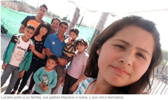 贫穷并不能限制梦想!阿根廷男孩用“泥土作画”完成作业感动众人