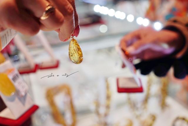 旅游俄罗斯买蜜蜡,俄罗斯旅行团买的蜜蜡是真的吗