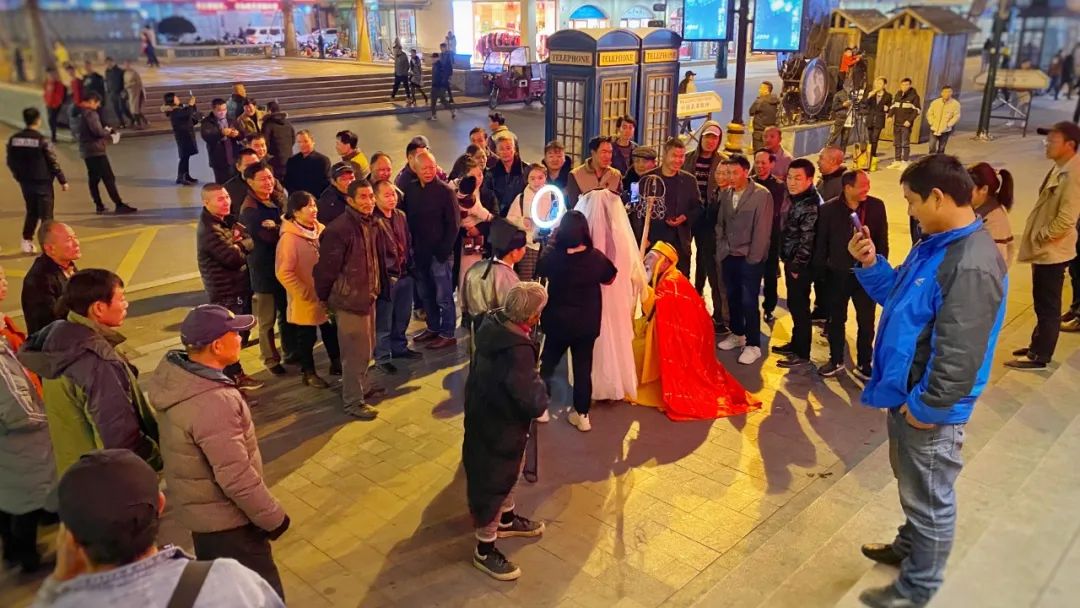 兼职“车模”,横店群演的AI新工作|甲子光年