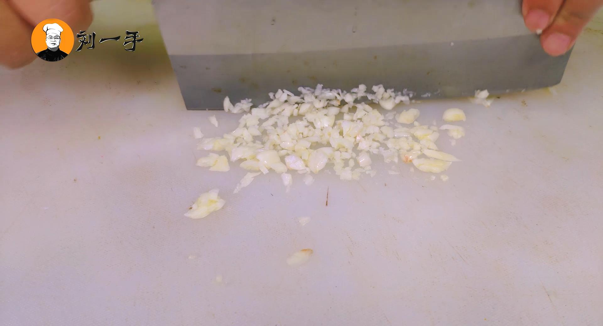 想吃辣条不用买教你在家里做,在家自制辣条简单美味又卫生