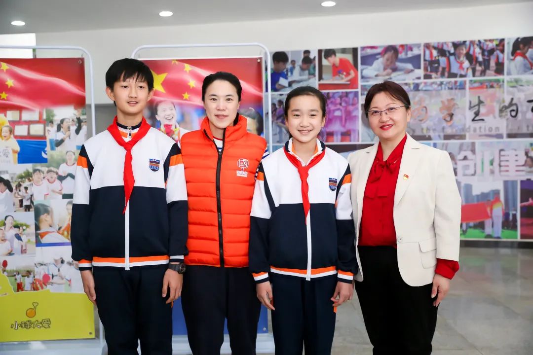 建*党**百年进课堂|王楠“冠军讲堂”在泰达二小开讲