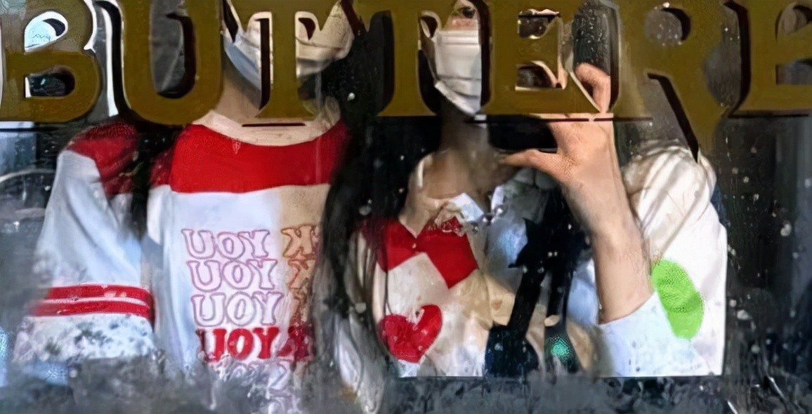 李嫣穿着一身黑色休闲装,李嫣染的黑发