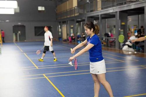 打网球和羽毛球哪个费钱,打网球和打羽毛球是差不多的嘛