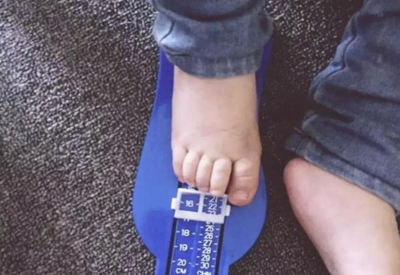 妈妈不给女儿买鞋子,宝宝新鞋子穿着顶脚怎么办