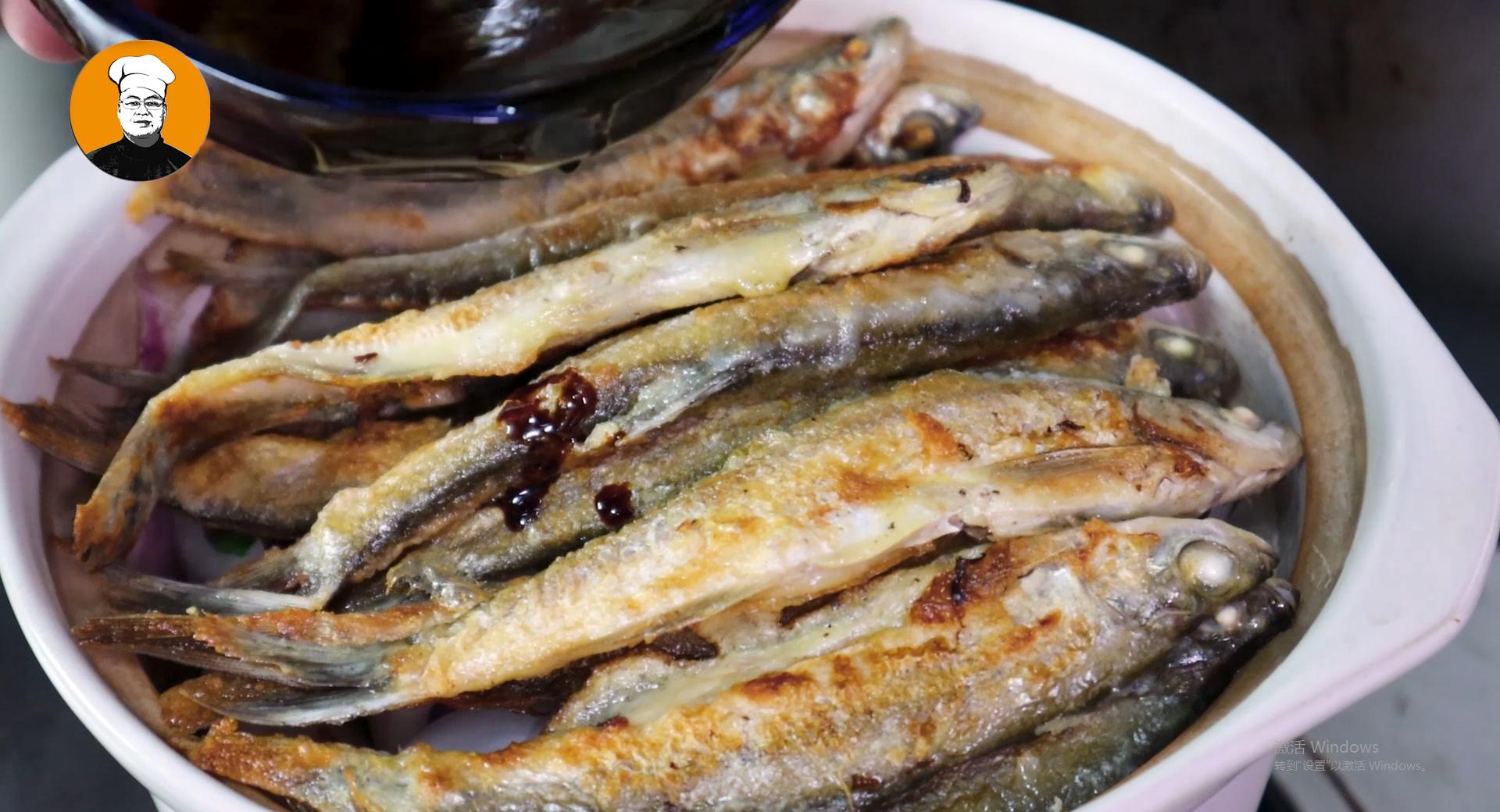 炸小鱼加鸡蛋,油炸小鱼加上汤