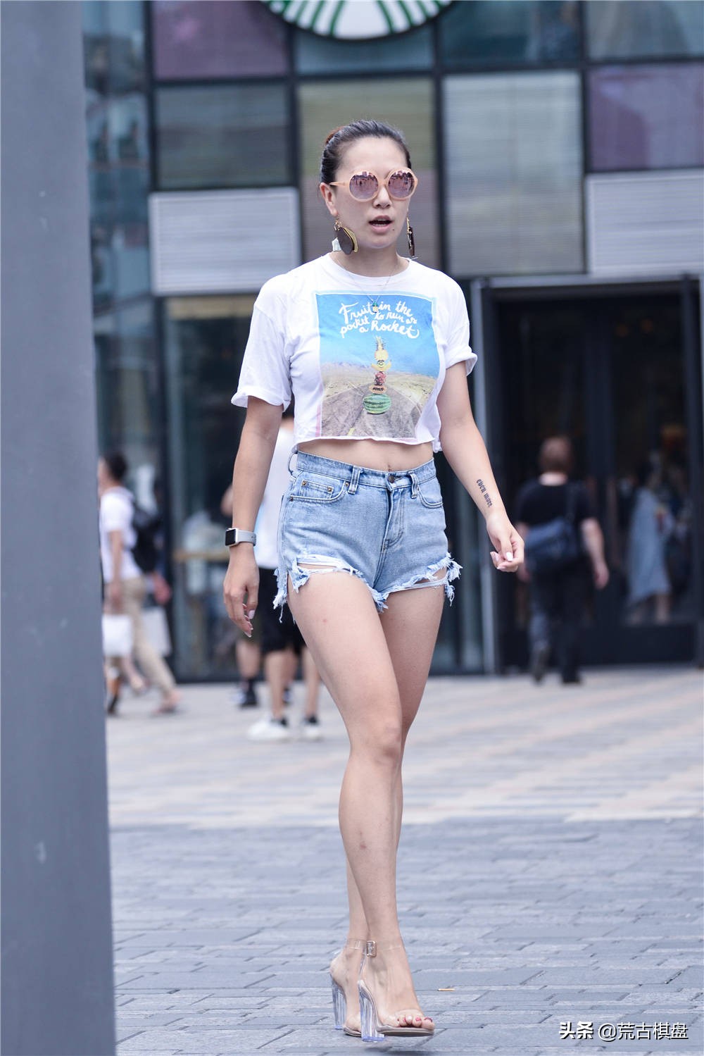 过膝牛仔短裤宽松最个性搭配,牛仔小众短裤搭配什么鞋子