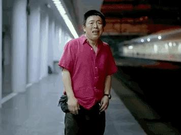 带儿子逛街被一小女孩抱住,妈妈带儿子去吃饭看见一个老人