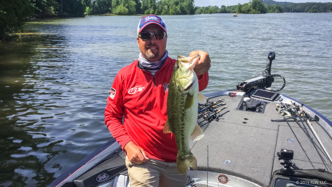 封闭渔轮抛投视频,渔轮塑料卷线器