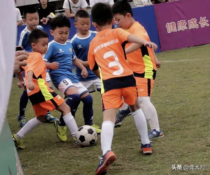 二年级初次足球比赛勇夺季军,乐至县二幼篮球