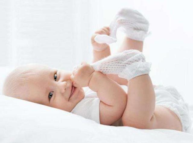 喜欢脱袜子什么原因,宝宝为什么喜欢脱袜子放头上