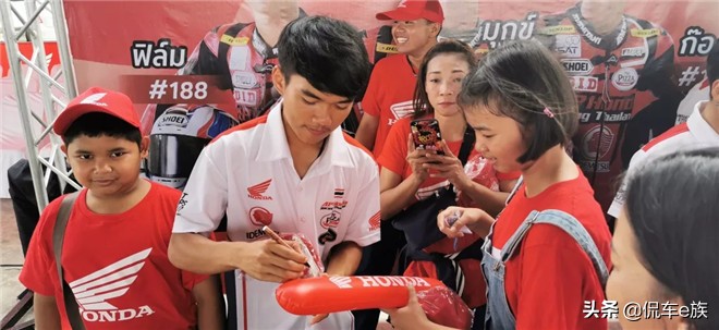 王一博赛车场上看到偶像爬上栏杆,王一博摩托本田