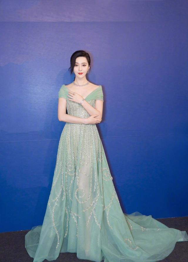 范冰冰尽显身材,范冰冰展示身材的视频